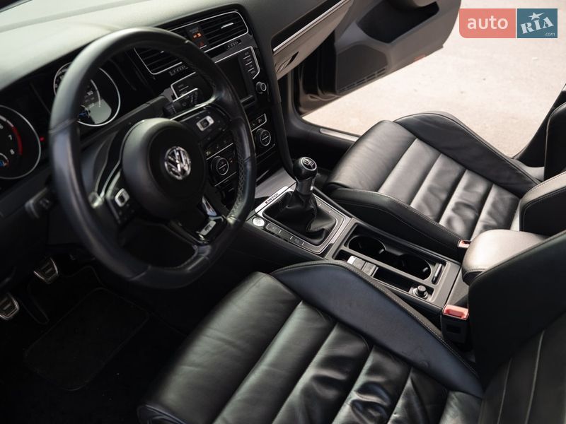 Хэтчбек Volkswagen Golf R 2016 в Днепре