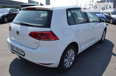 Хэтчбек Volkswagen Golf 2016 в Киеве