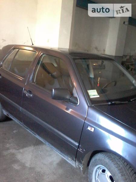 Хетчбек Volkswagen Golf 1993 в Золочеві