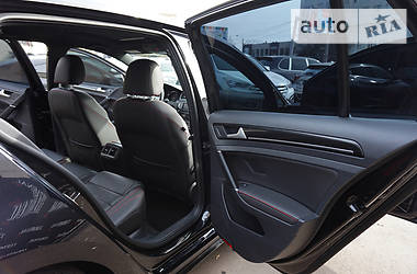 Хетчбек Volkswagen Golf 2016 в 