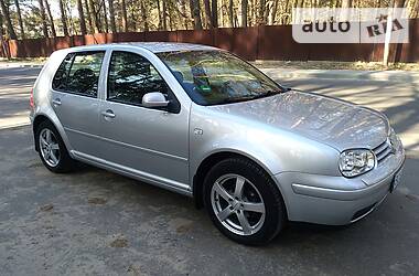 Хетчбек Volkswagen Golf 2003 в 
