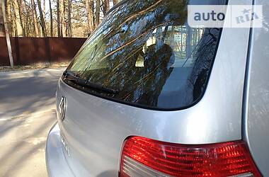 Хетчбек Volkswagen Golf 2003 в 