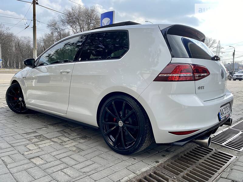 Хетчбек Volkswagen Golf 2014 в Дніпрі