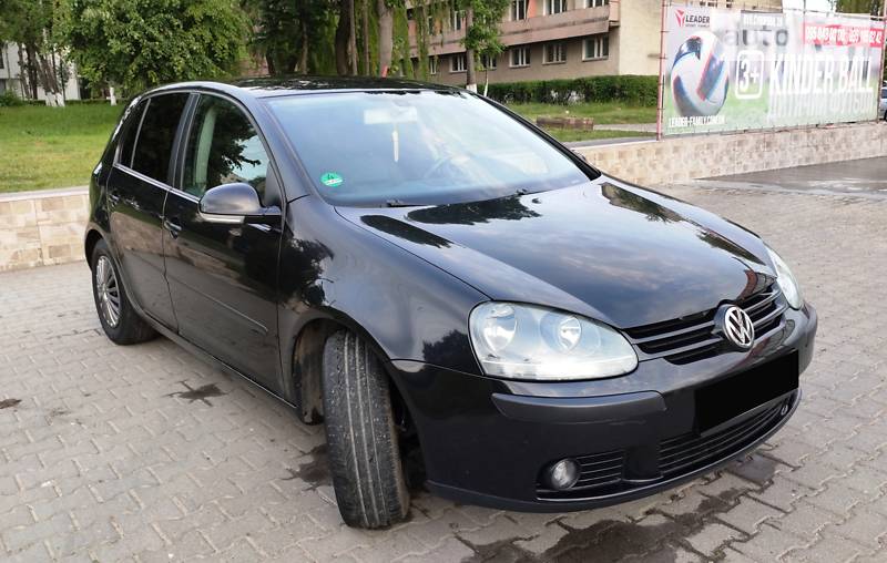 Хетчбек Volkswagen Golf 2004 в Чернівцях