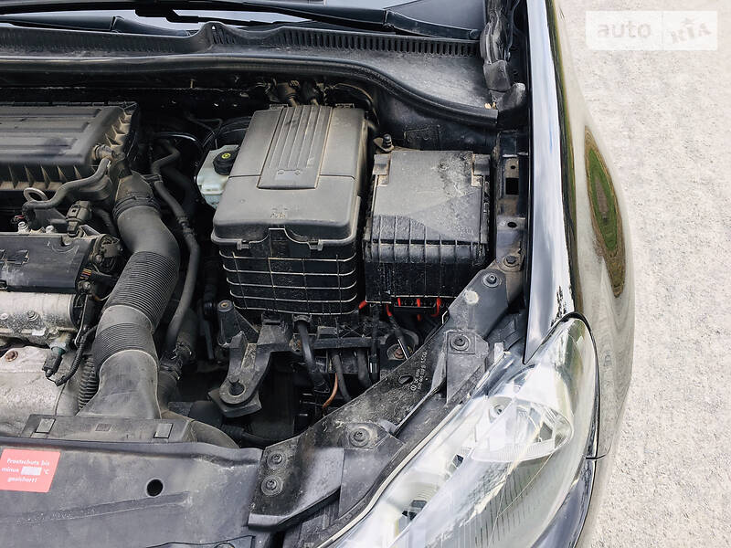 Хетчбек Volkswagen Golf 2009 в Звягелі