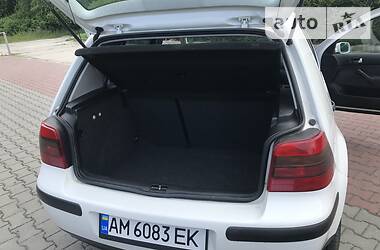 Хетчбек Volkswagen Golf 2001 в 