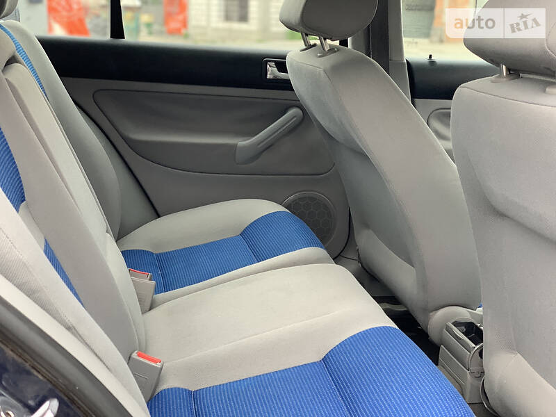 Хетчбек Volkswagen Golf 2001 в Старокостянтинові