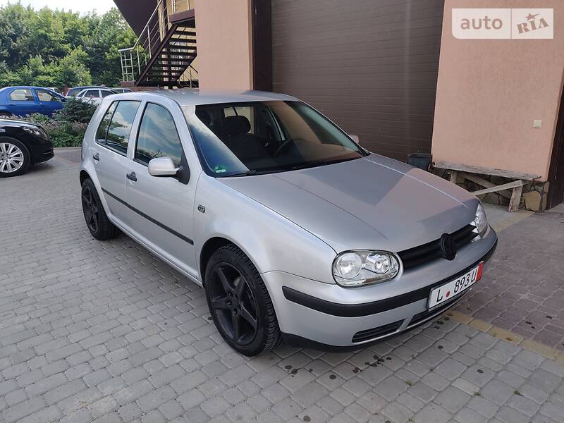 Хетчбек Volkswagen Golf 2003 в 