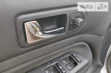 Хетчбек Volkswagen Golf 2003 в 