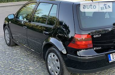 Хетчбек Volkswagen Golf 2001 в 