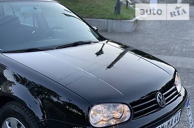 Хетчбек Volkswagen Golf 2001 в 