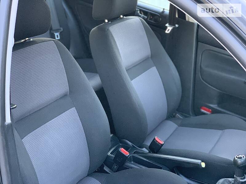 Хэтчбек Volkswagen Golf 2001 в Белой Церкви