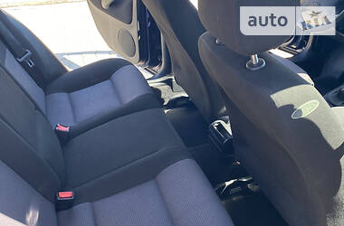 Хетчбек Volkswagen Golf 2001 в 