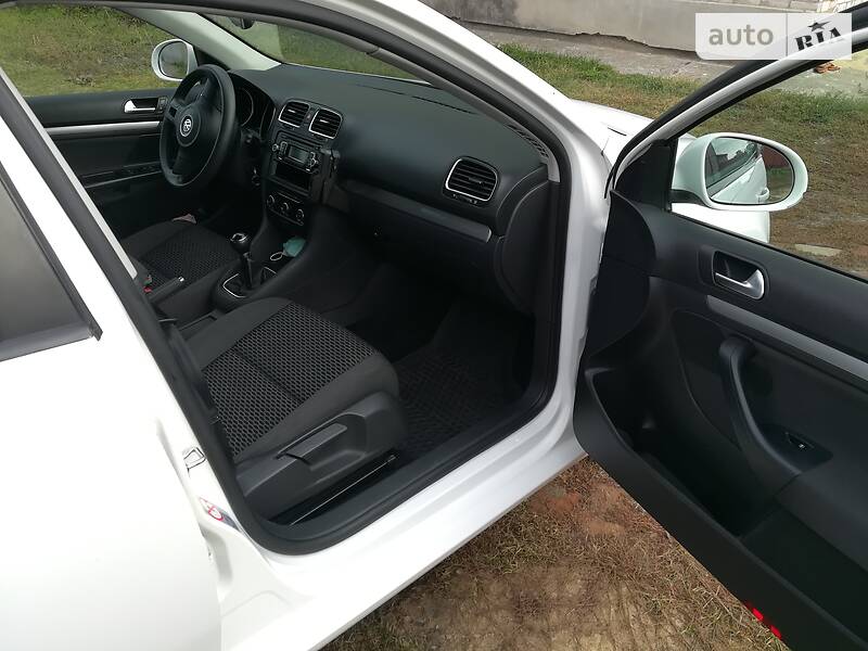 Универсал Volkswagen Golf 2012 в Глухове