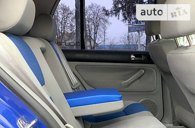 Хетчбек Volkswagen Golf 2001 в 