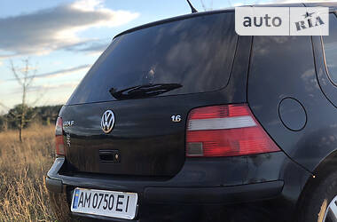 Хэтчбек Volkswagen Golf 2003 в Звягеле