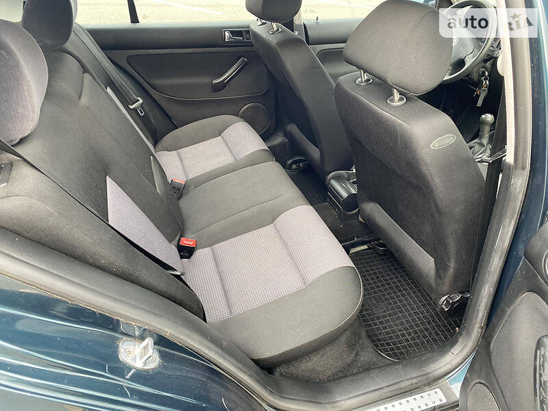 Хэтчбек Volkswagen Golf 2002 в Киеве