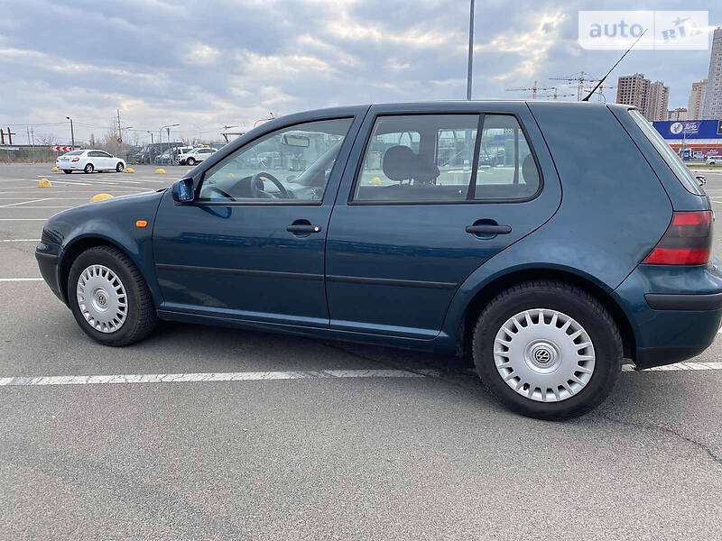 Хэтчбек Volkswagen Golf 2002 в Киеве