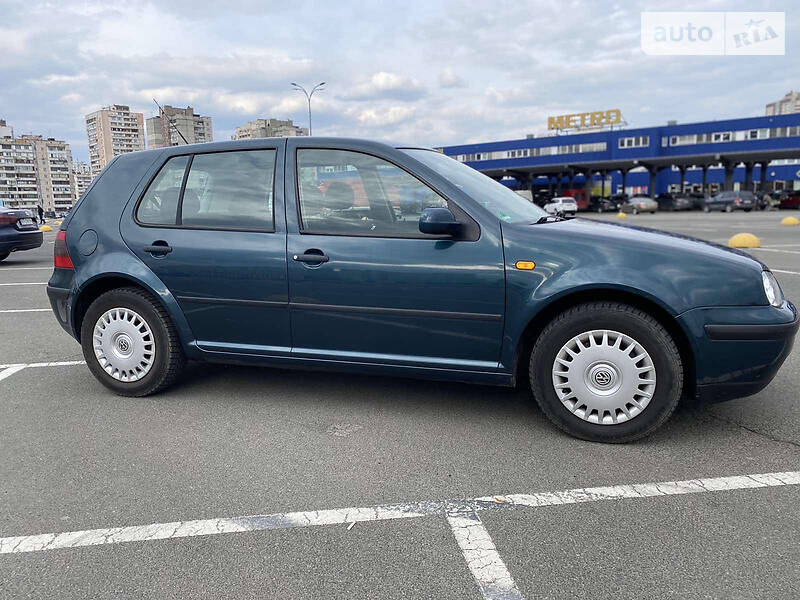 Хэтчбек Volkswagen Golf 2002 в Киеве