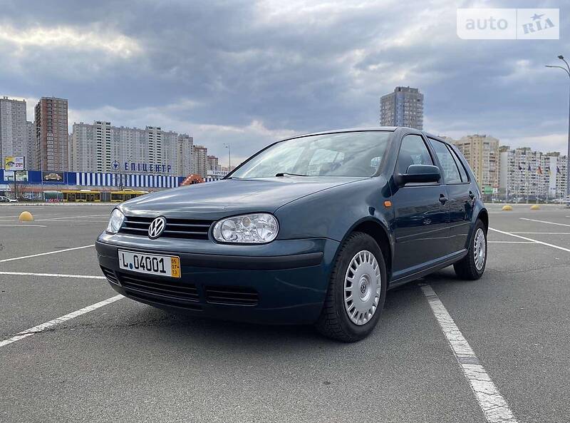Хэтчбек Volkswagen Golf 2002 в Киеве