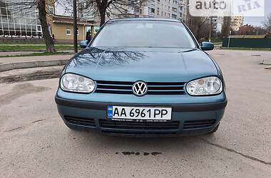 Хэтчбек Volkswagen Golf 2003 в Киеве