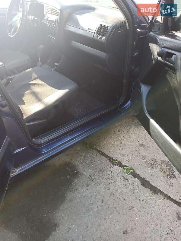 Хетчбек Volkswagen Golf 1995 в Городку