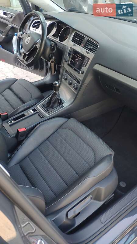 Універсал Volkswagen Golf 2016 в Чернівцях