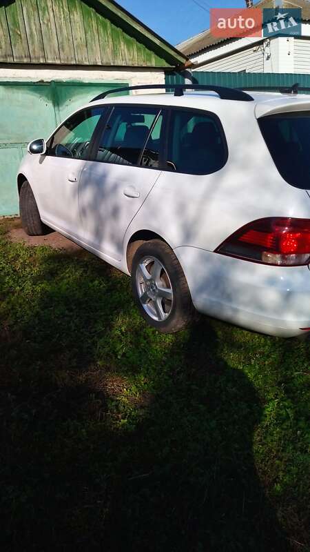 Универсал Volkswagen Golf 2012 в Глухове