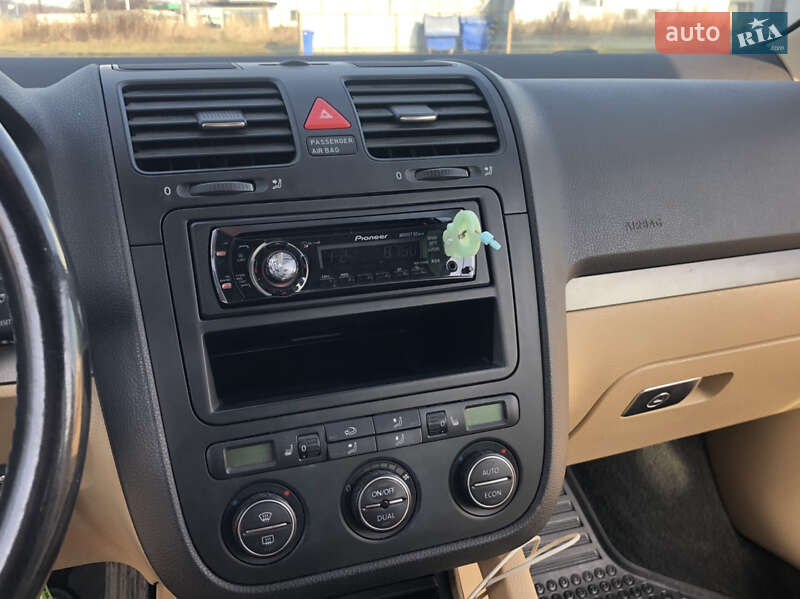 Хетчбек Volkswagen Golf 2006 в Хусті