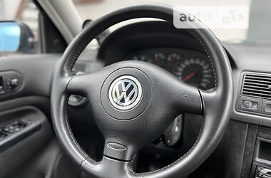 Хэтчбек Volkswagen Golf 2001 в 