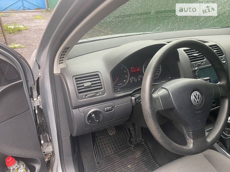 Хэтчбек Volkswagen Golf 2006 в Краснокутске