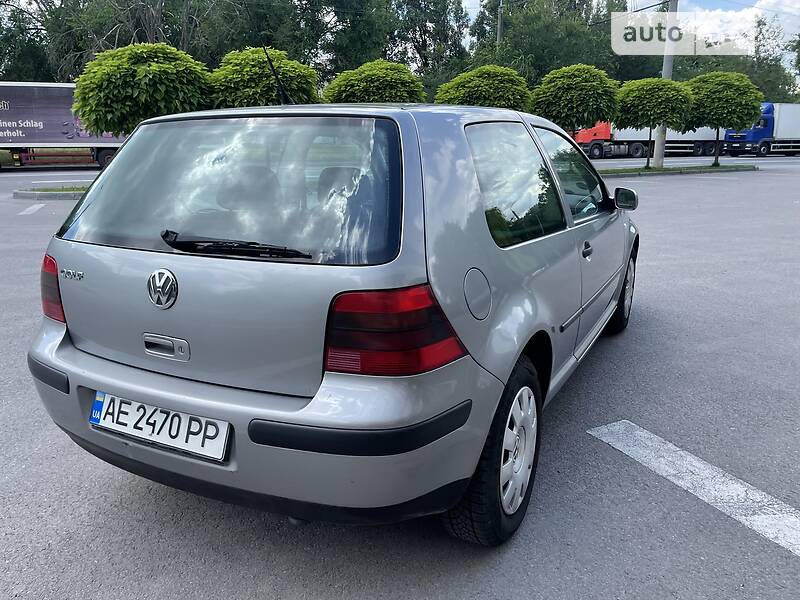 Хэтчбек Volkswagen Golf 2002 в Днепре