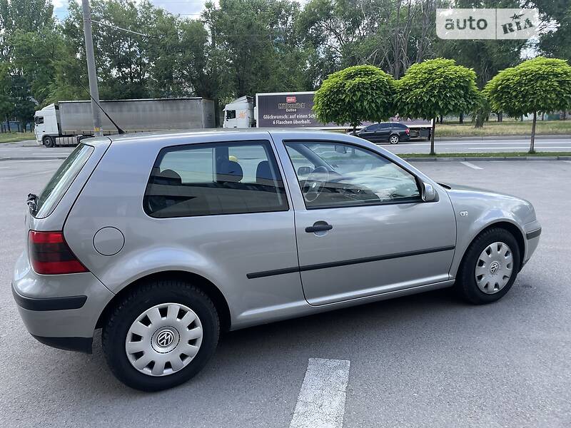 Хэтчбек Volkswagen Golf 2002 в Днепре
