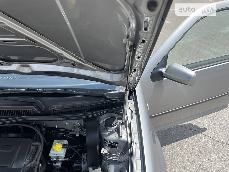 Хэтчбек Volkswagen Golf 2002 в Днепре