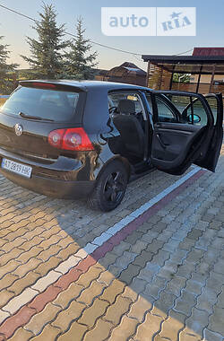 Хэтчбек Volkswagen Golf 2004 в 