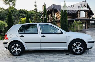 Хэтчбек Volkswagen Golf 2000 в 