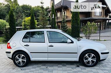 Хэтчбек Volkswagen Golf 2000 в 