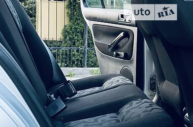 Хэтчбек Volkswagen Golf 2000 в 