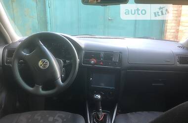 Хэтчбек Volkswagen Golf 2000 в 