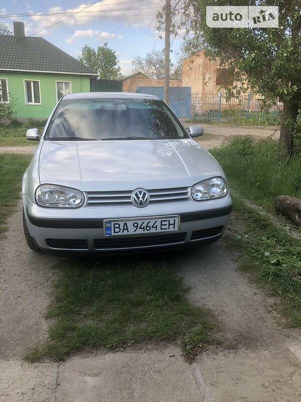 Хэтчбек Volkswagen Golf 2000 в 