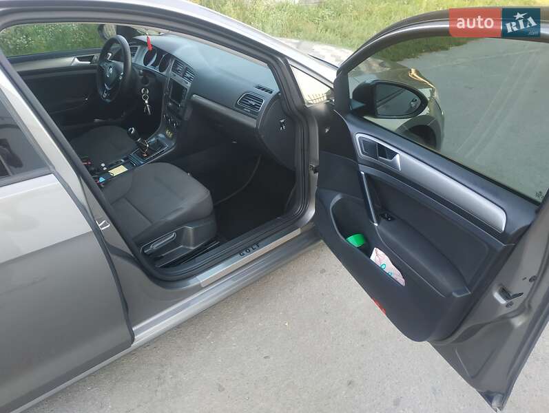 Универсал Volkswagen Golf 2017 в Ровно