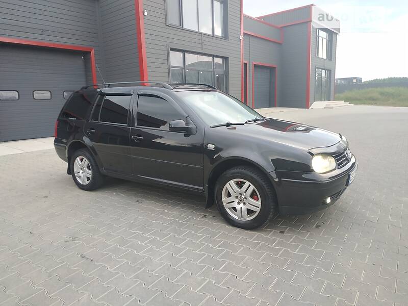 Универсал Volkswagen Golf 2004 в Черновцах
