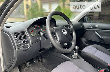 Хэтчбек Volkswagen Golf 2002 в Луцке