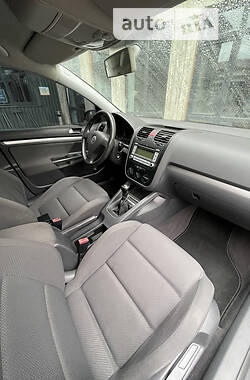 Хэтчбек Volkswagen Golf 2004 в 