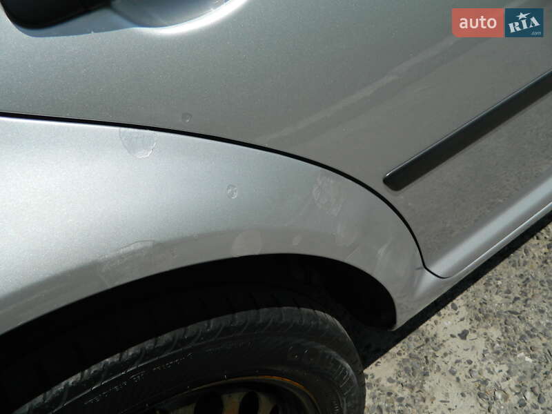 Універсал Volkswagen Golf 2001 в Чернівцях