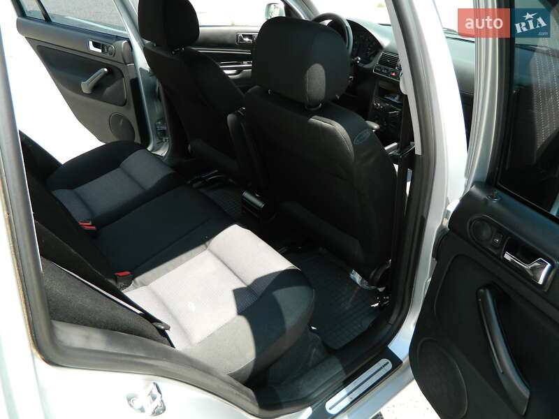 Універсал Volkswagen Golf 2001 в Чернівцях