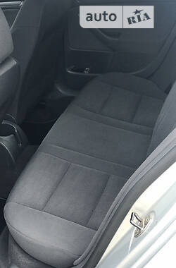 Хэтчбек Volkswagen Golf 2004 в 