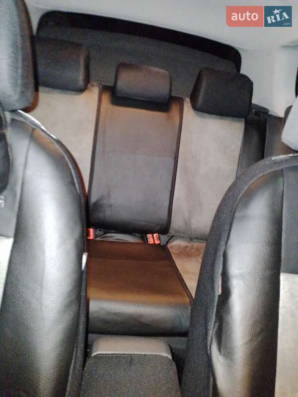 Хетчбек Volkswagen Golf 2004 в Добропіллі