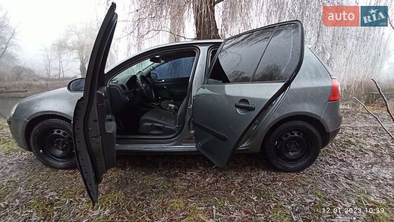 Хетчбек Volkswagen Golf 2005 в Коломиї
