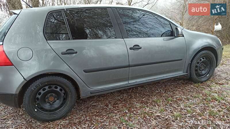 Хетчбек Volkswagen Golf 2005 в Коломиї